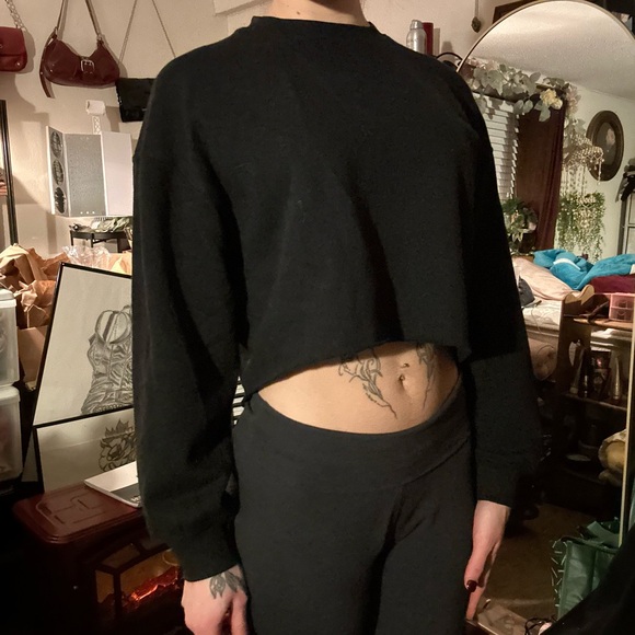 black cropped sweatshirt - Picture 4 of 9